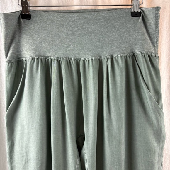 Lululemon Post Power Crop
Earl Grey / Heathered Earl Grey 6 - Picture 9 of 14